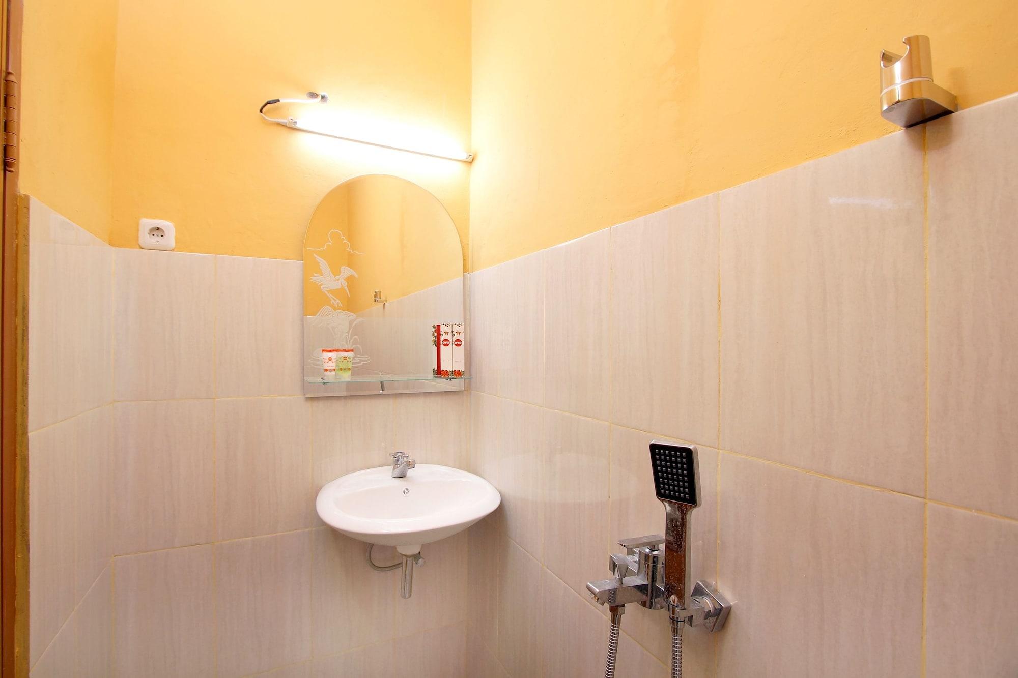 Oyo 347 Bayang Brothers Guest House Maguwo Exterior foto